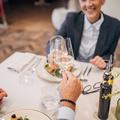 Deux spécialistes partagent les règles d’étiquette pour réussir un repas d’affaires.