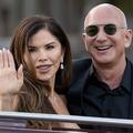 Jeff Bezos et Lauren Sanchez quittent l’hôtel Aman pour se rendre à l’Arsenaleoù se tiendra l’after party précédant leur mariage. (Venisele 28 juin 2025.)