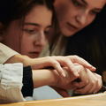 Du 24 au 30 novembre 2025, Van Cleef & Arpels organise la 6e édition de l’événement «De Mains en mains», pour faire découvrir la joaillerie au grand public.