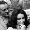 Richard Burton et Elizabeth Taylor, montrant fièrement son énorme diamant, en mai 1968.