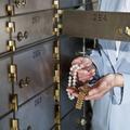 Il est possible de louer un coffre à la banque «entre 70 et 300 euros».
