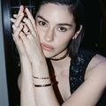 Gracie Abrams portant la nouvelle collection Coco Crush de Chanel Joaillerie