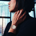 La pianiste Yuja Wang porte une montre Land-Dweller de Rolex.