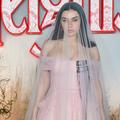 Charli XCX souffle le tapis rouge de Hurlevent en mariée gothique