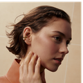 Bijou d’oreille Olympe en veau Box et métal, Hermès.