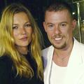 Ce costume blanc d’Alexander McQueen vaut-il plus cher grâce aux traces de brûlures de la cigarette de Kate Moss ?