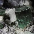 L’émeraude dans leur forme brute, en forme de prisme hexagonal.