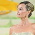 Mariages, garden-parties : trois coiffures idéales pour rester au frais sans sacrifier le style, selon un expert. Ici le chignon banane glamour de Margot Robbie.