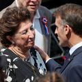 Robe de mariée et lunettes aviateurs : le couple Macron accueillent la famille royale de Thaïlande à l’Élysée