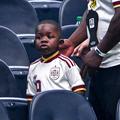 La danse improbable de la famille royale des Pays-Bas dans le vestiaire de l'équipe de Curaçao de football