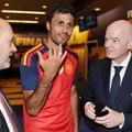 Gianni Infantino (à droite) a lui-même offert la fameuse bague aux vainqueurs espagnols, le 19 juillet 2026.