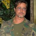 Brad Pitt adopte le look militaire pour « Heart of the Beast »