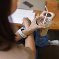 Sur TikTok, une recruteuse américaine a récemment déconseillé le café glacé en entretien d’embauche.