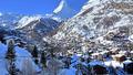 Zermatt, à 1 620 mètres d'altitude, dominée par la silhouette imposante du Cervin.