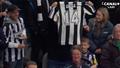 David Ginola dédicace en direct le maillot d’un supporter de Newcastle