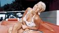 La disparition de la bimbo Jayne Mansfield avec un nuage chimique comme linceul