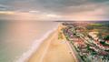 Vue aérienne de la mer du Nord et des immeubles bordant la côte de la très chic station belge de Knokke-le-Zoute.
