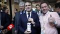 «Avec ça, on peut relancer le rosé aux États-Unis» : un vigneron offre une bouteille «For sure» à Emmanuel Macron