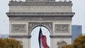 Paris : un homme menace des gendarmes avec un couteau sous l’Arc de triomphe, le suspect voulait «commettre un massacre»