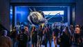 Au Kennedy Space Center, complexe d’attractions et de musées édifiant sur l’épopée spatiale américaine, la navette Atlantis se découvre dans une mise en scène hollywoodienne.