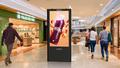 Avec Carrefour, JCDecaux veut réinventer les écrans publicitaires vidéo dans les centres commerciaux