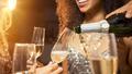 Pourquoi le champagne nous monte-t-il plus vite à la tête ?