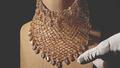Un foulard bandana en or et diamants : les secrets de fabrication de la nouvelle prouesse de Cartier