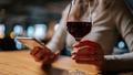 «Quel type de plat prévoyez-vous de servir ?» : le site de vente de vin Millésima développe un assistant virtuel pour choisir sa bouteille