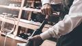 «Je sais immédiatement à qui j’ai affaire» : ces signes qui trahissent les faux amateurs de vin selon les sommeliers