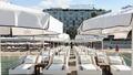 « Hier, sur la Croisette, les filles bronzaient topless en lisant Voici ; maintenant, elles boivent un matcha en legging Alo » : comment Cannes s’est « californisée »