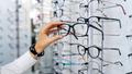 Imaginées en Californie, fabriquées au Japon : Oliver Peoples, des lunettes entre modernité et tradition