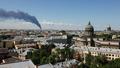 De la fumée épaisse s’échappe après que des drones ukrainiens ont frappé des infrastructures à Saint-Pétersbourg, le 3 juin 2026.