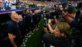 Thomas Tuchel, à gauche, frustré pendant le God save the King, devant une foule de photographes.