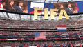 Tom Cruise et David Beckham (ici, sur les écrans géants du stade de Los Angeles) ont assisté au match États-Unis-Paraguay, le 12 juin dernier.