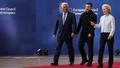 Le président du Conseil européen, Antonio Costa, le président ukrainien, Volodymyr Zelensky, et la présidente de la Commission européenne, Ursula von der Leyen, à Bruxelles, jeudi.
