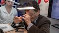 L’écrivain Sylvain Tesson apprenant à régler la précision d’un mouvement de montre, lors du salon Geneva Watch Days, à Genève, en septembre 2025.
