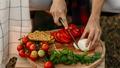 La tomate ronde et la tomate cerise se ressemblent, mais n’ont pas exactement les mêmes qualités nutritionnelles.