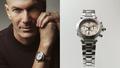 Zinédine Zidane portant sa Cartier Pasha. Ce garde-temps sera proposé lors de la vente aux enchères "Rare Watches" de Christie’s le 9 novembre 2026, au profit d’ELA International.