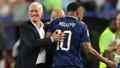 Didier Deschamps félicite Mbappé à la sortie du terrain en toute fin de match.