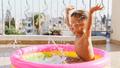 Comme le barbecue ou la plancha, l’installation d’une grande piscine gonflable sur les balcons peut être interdite par le règlement de copropriété.