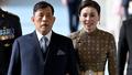 Le roi de Thaïlande Rama X (Maha Vajiralongkorn, à gauche) et son épouse Suthida Vajiralongkorn arrivent à la chapelle royale située dans l’enceinte du palais de Stockholm, en Suède, le 30 avril.