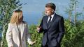 Emmanuel Macron s’entretient avec Giorgia Meloni lors du sommet du G7 à Évian-les-Bains, en France, le 15 juin 2026.