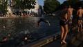 Des gens nagent dans le Canal Saint-Martin, à Paris, le 26 juin 2026.