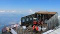L’ancien refuge, situé à 3817 mètres et fermé en 2013, est en train d’être déconstruit.