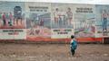 Le patient en France venait de République démocratique du Congo (RDC), pays confronté à une grave épidémie. Ici, un enfant regarde les images de sensibilisation à Euola affichées sur les panneaux du Centre de traitement d’Ebola (ETC) à Munigi, RDC, le 2 juin 2026.