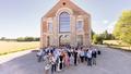 Les vignerons donateurs pour la vente aux enchères, réunis devant le définitoire à l’occasion d’une soirée de remerciements.