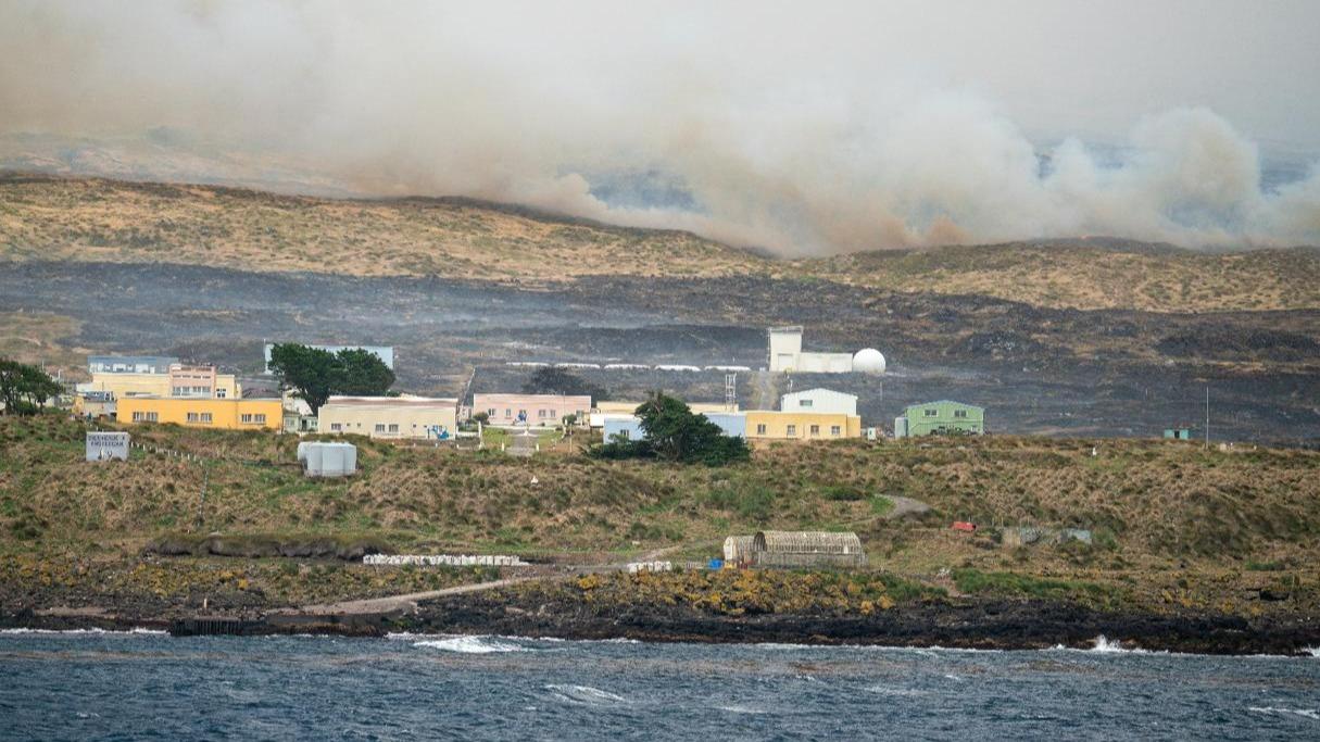 L’île française d’Amsterdam évacuée à cause d’un grave incendie