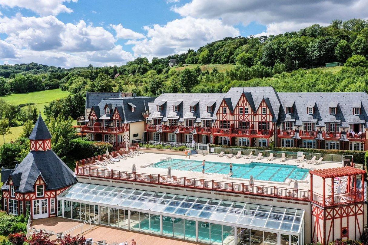 Trois ans après avoir échappé à la faillite, Pierre & Vacances-Center Parcs monte en gamme pour se vendre