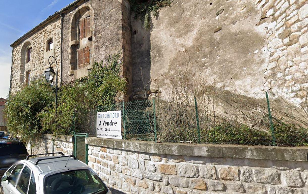 Vue de la maison en question <i>(au centre)</i> avant les travaux.