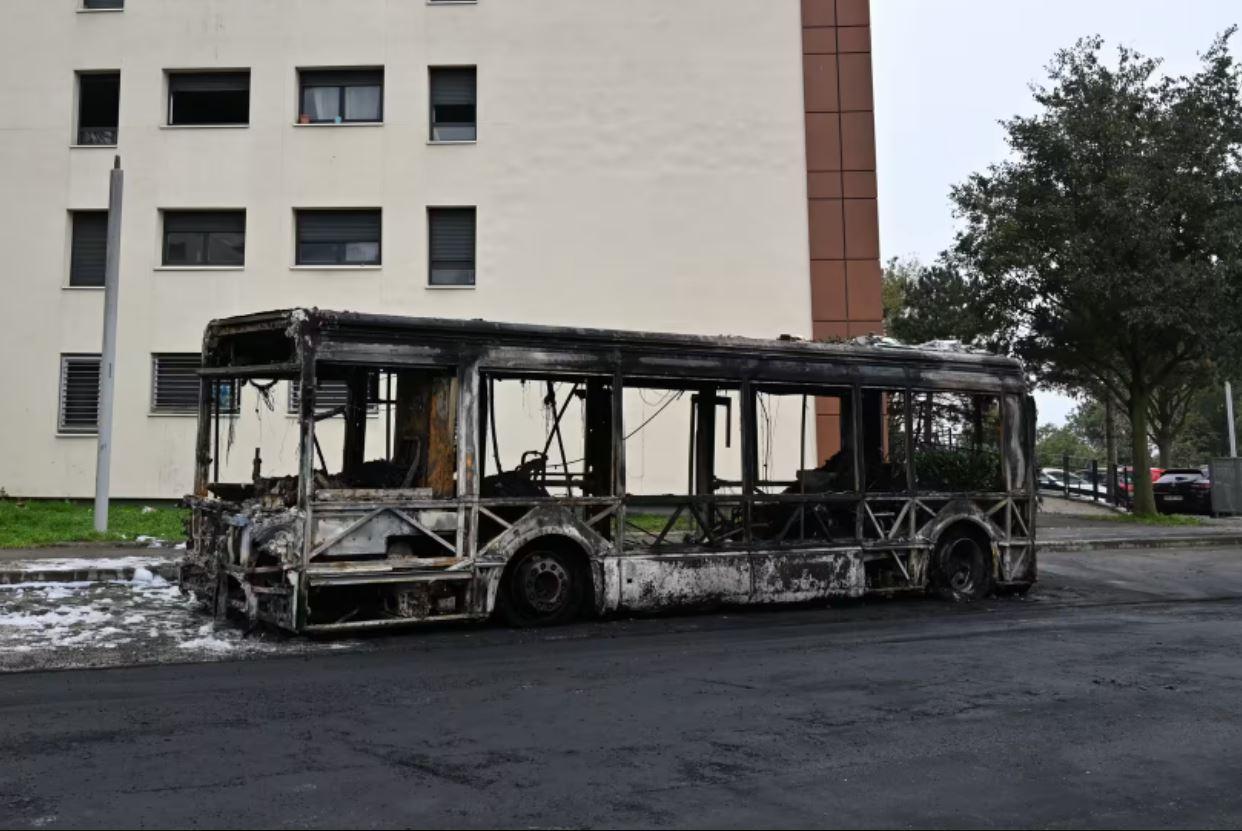 Violences urbaines à Rillieux-la-Pape : le maire attaque la décision de la métropole de ne plus desservir certains arrêts de bus